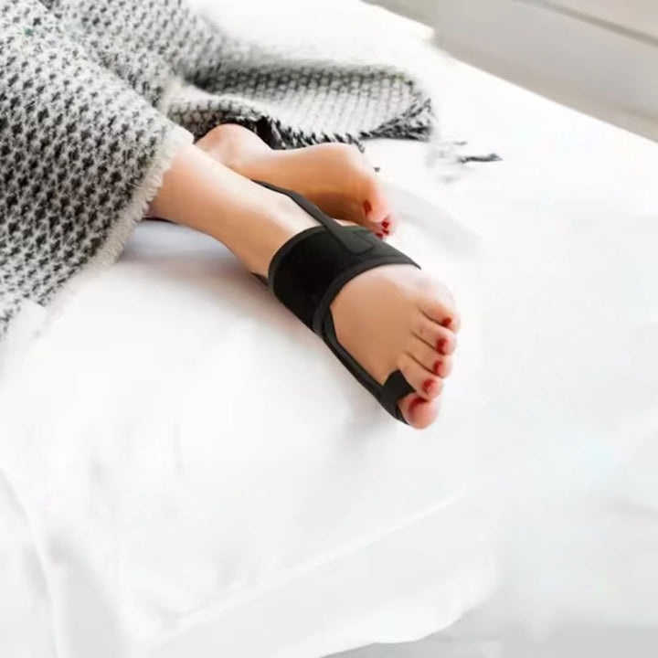Ergonomiczna, czarna szyna na haluksy, nocna ulga dzięki regulowanemu designowi dla kobiet.