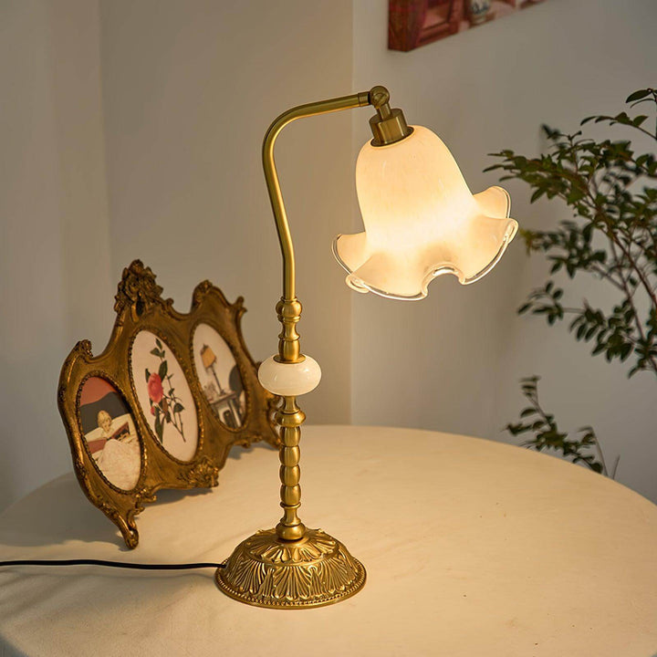 Mosiężna lampa stołowa w kształcie tulipana