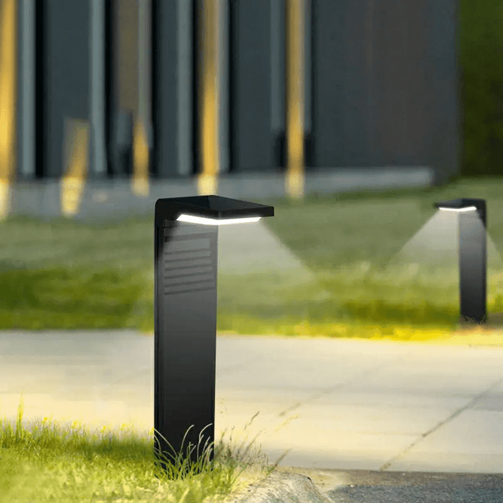 Lampa solarna z zimnym światłem, umieszczona w ogrodzie.