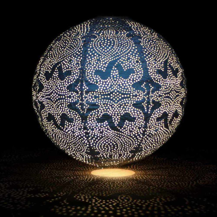 Świecąca lampa solarna globus o zmierzchu