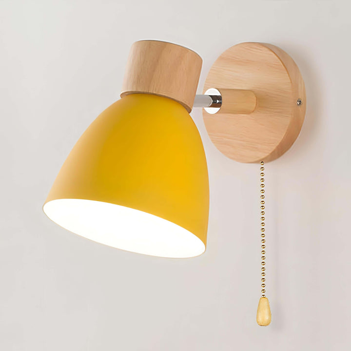 Lampa ścienna w kolorze białym na tle jasnej ściany