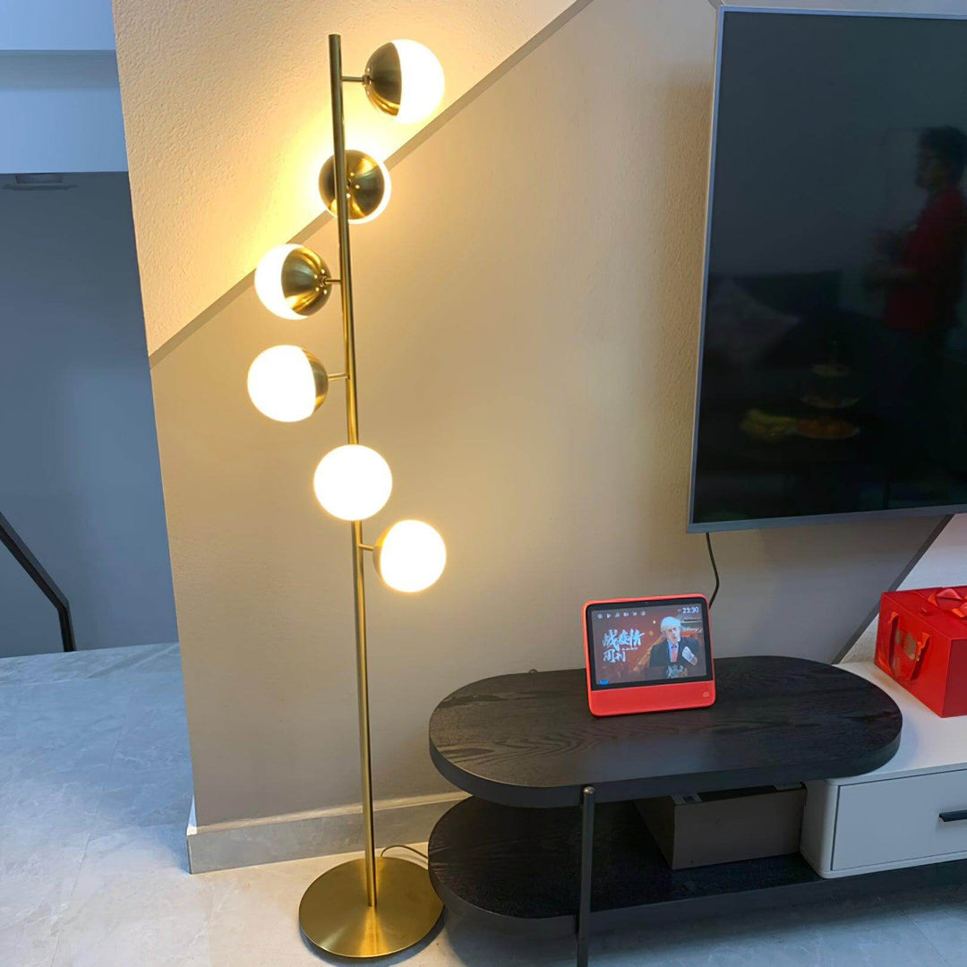Lampa stojąca z białymi kloszami i złotym wykończeniem