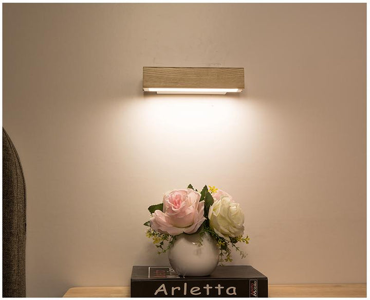 Elegancki drewniany kinkiet LED