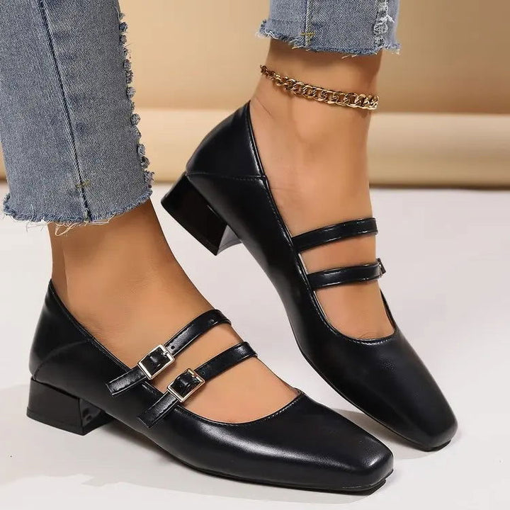 Eleganckie baleriny damskie z podwójnymi regulowanymi paskami, niski obcas, wyrafinowany design dla komfortu i stylu na co dzień.