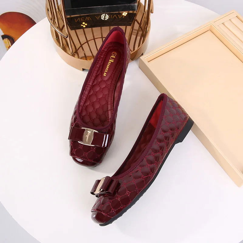 Lakierowane balerinki damskie, błyszczące wykończenie i elegancka klamra, idealne na każdą okazję.