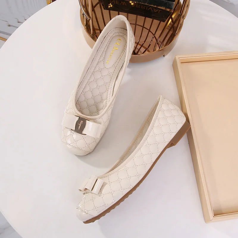 Lakierowane balerinki damskie, błyszczące wykończenie i elegancka klamra, idealne na każdą okazję.