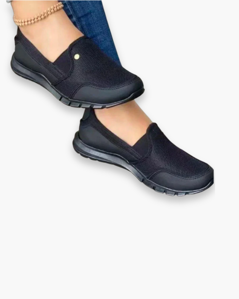 Beżowe damskie trampki wsuwane, nowoczesny, oddychający design, lekkie i wygodne, idealne do casualowych stylizacji.