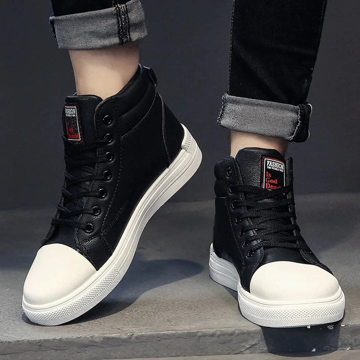 Męskie oddychające buty sportowe czarne, widok z tyłu, z nowoczesnym designem.