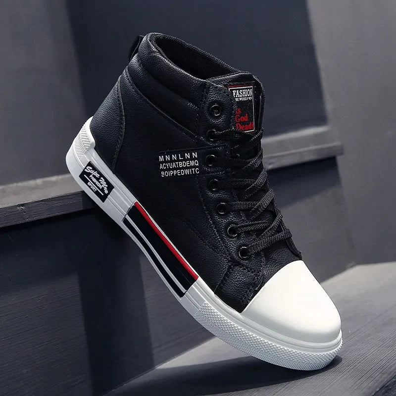 Męskie oddychające buty sportowe czarne, zbliżenie na podeszwę, optymalne wsparcie.