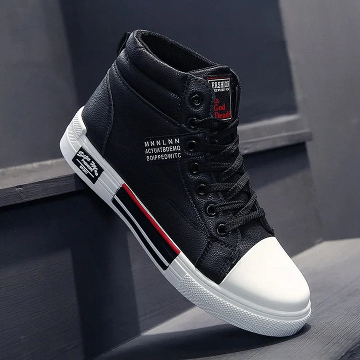Męskie oddychające buty sportowe czarne, zbliżenie na podeszwę, optymalne wsparcie.