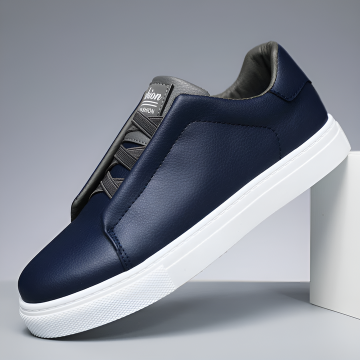 Męskie skórzane sneakersy w biało-brązowym kolorze, klasyczne, eleganckie i wytrzymałe, zaprojektowane z myślą o komforcie i stylu.
