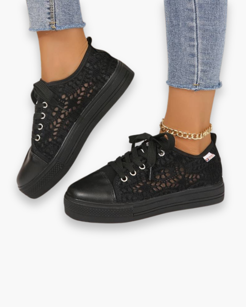 Eleganckie, białe damskie sneakersy z koronki, przewiewne i lekkie, ze sznurowaniem dla optymalnego komfortu.