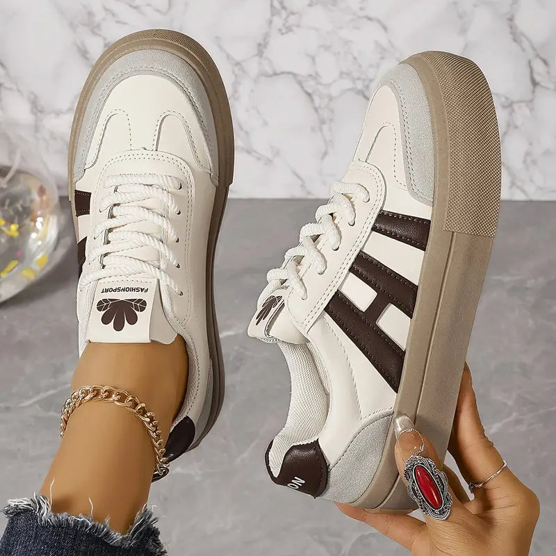 Nowoczesne, eleganckie i wygodne damskie sneakersy Lourdes z antypoślizgową podeszwą, idealne do miejskich stylizacji i codziennego komfortu.