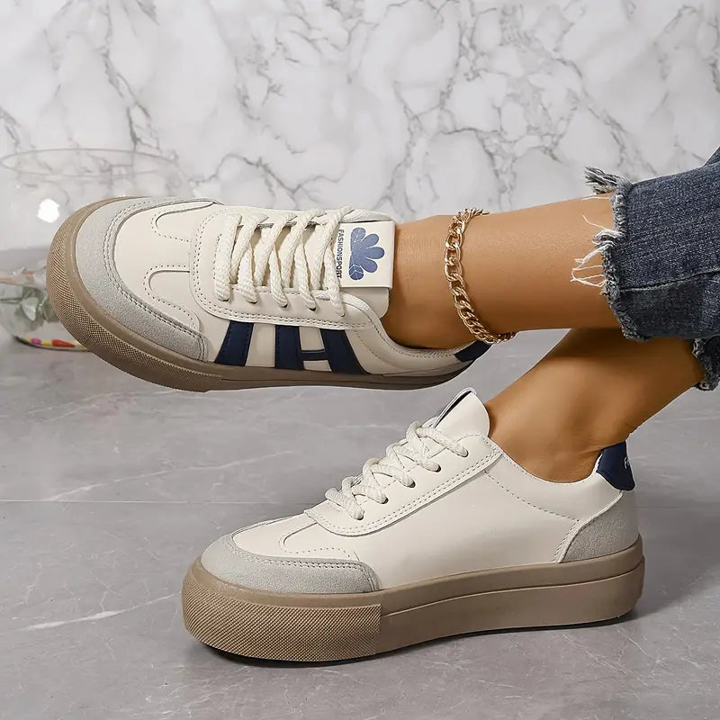 Nowoczesne, eleganckie i wygodne damskie sneakersy Lourdes z antypoślizgową podeszwą, idealne do miejskich stylizacji i codziennego komfortu.