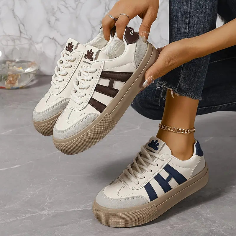 Nowoczesne, eleganckie i wygodne damskie sneakersy Lourdes z antypoślizgową podeszwą, idealne do miejskich stylizacji i codziennego komfortu.