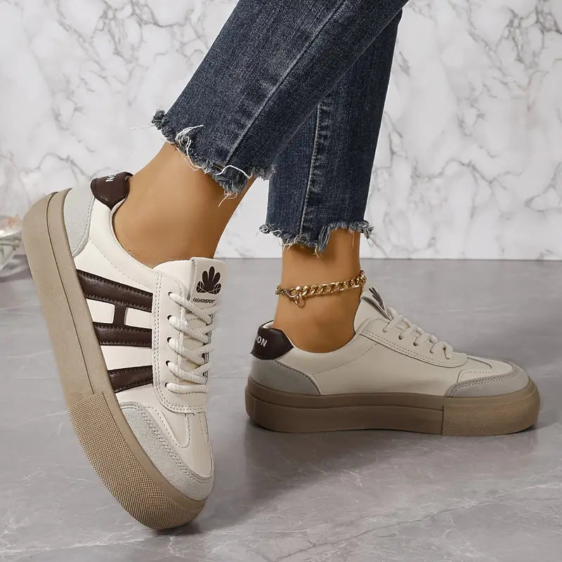 Nowoczesne, eleganckie i wygodne damskie sneakersy Lourdes z antypoślizgową podeszwą, idealne do miejskich stylizacji i codziennego komfortu.