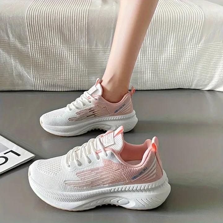 Damskie ortopedyczne buty sportowe w pastelowym różu, lekkie i oddychające, nowoczesny design dla codziennego komfortu i stylu.