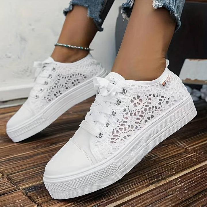 Damskie sneakersy Geneve z czarnej koronki, wyrafinowany i przewiewny design, swobodna elegancja i trwały komfort.