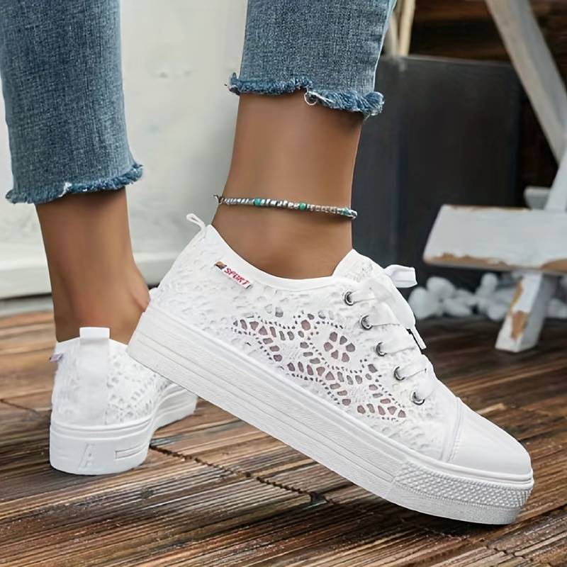 Damskie sneakersy Geneve z czarnej koronki, wyrafinowany i przewiewny design, swobodna elegancja i trwały komfort.
