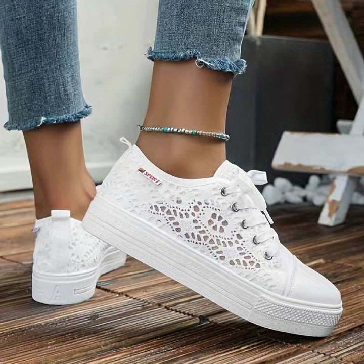 Damskie sneakersy Geneve z czarnej koronki, wyrafinowany i przewiewny design, swobodna elegancja i trwały komfort.