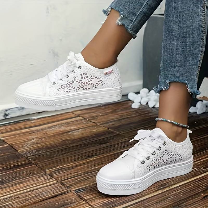 Damskie sneakersy Geneve z czarnej koronki, wyrafinowany i przewiewny design, swobodna elegancja i trwały komfort.