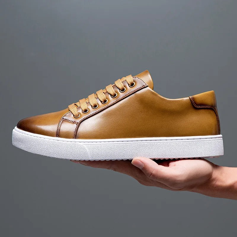 "Baskets homme en cuir premium, design élégant et intemporel, avec semelle rembourrée pour confort quotidien"