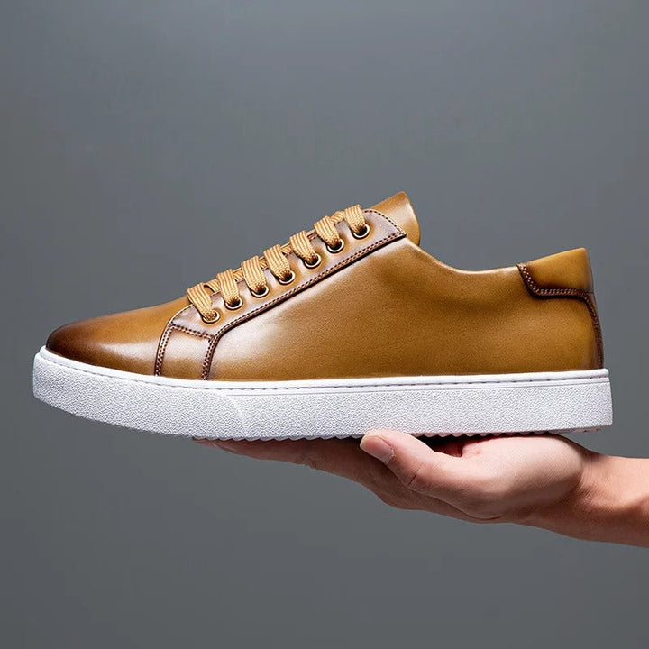 "Baskets homme en cuir premium, design élégant et intemporel, avec semelle rembourrée pour confort quotidien"