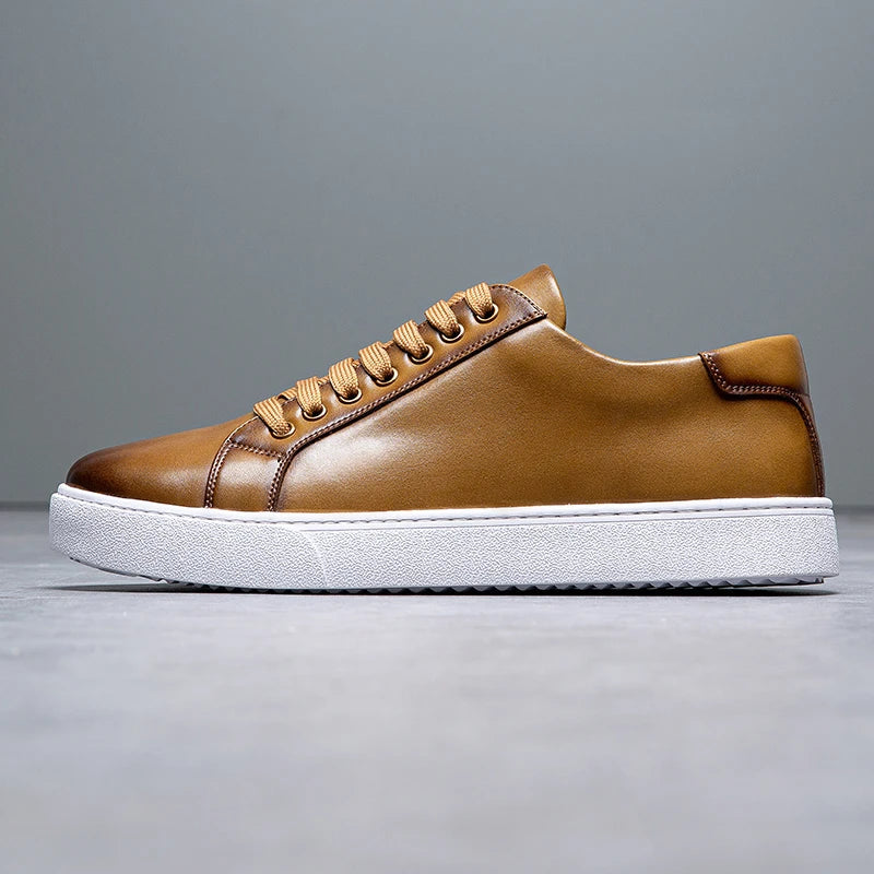 "Baskets homme en cuir premium, design élégant et intemporel, avec semelle rembourrée pour confort quotidien"