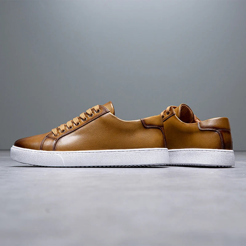 "Baskets homme en cuir premium, design élégant et intemporel, avec semelle rembourrée pour confort quotidien"