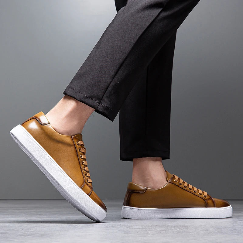 "Baskets homme en cuir premium, design élégant et intemporel, avec semelle rembourrée pour confort quotidien"
