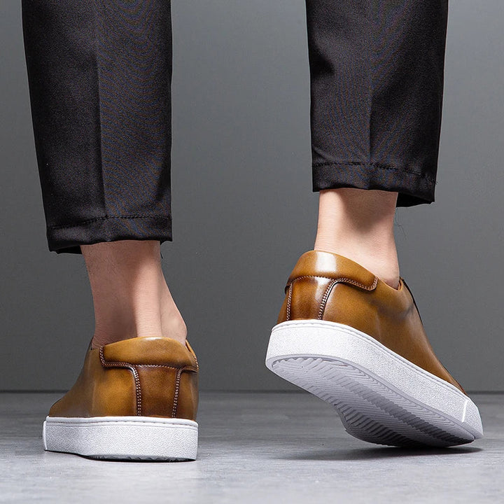 "Baskets homme en cuir premium, design élégant et intemporel, avec semelle rembourrée pour confort quotidien"