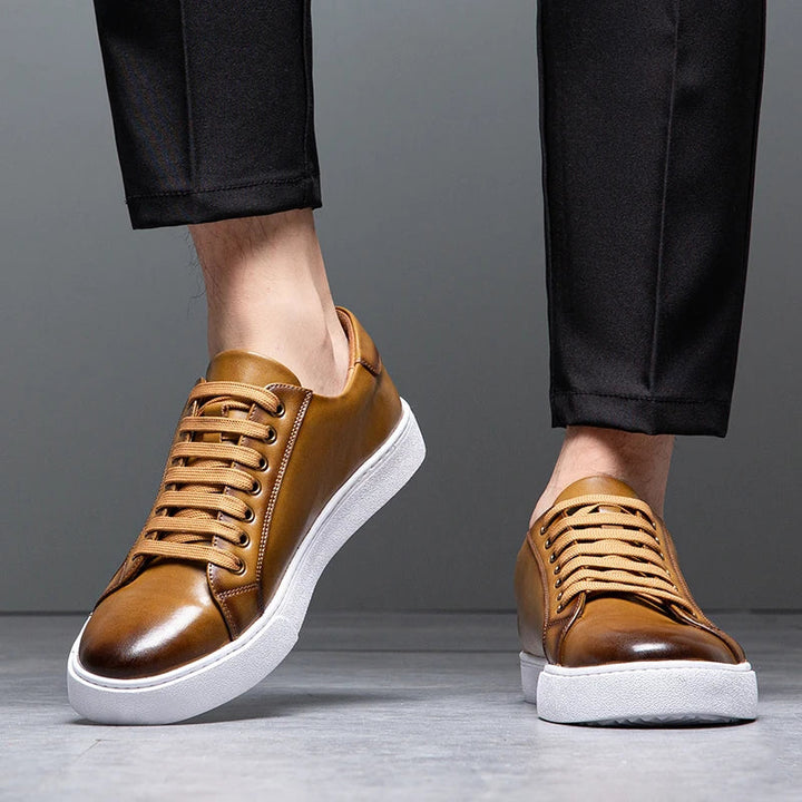 "Baskets homme en cuir premium, design élégant et intemporel, avec semelle rembourrée pour confort quotidien"