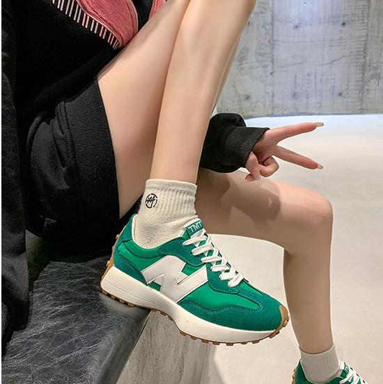 Damskie sneakersy Nina, nowoczesny wygląd, wyściełana podeszwa, różne kolory, komfort na co dzień, opływowy design.
