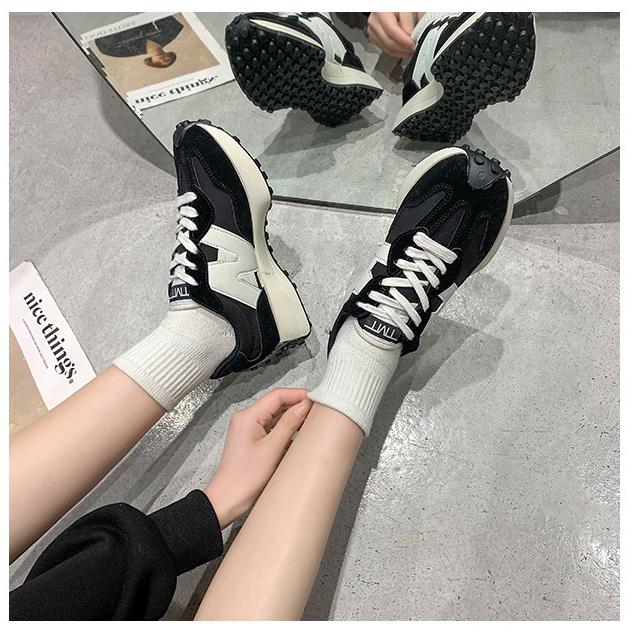Damskie sneakersy Nina, nowoczesny wygląd, wyściełana podeszwa, różne kolory, komfort na co dzień, opływowy design.
