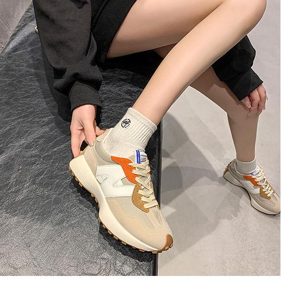 Damskie sneakersy Nina, nowoczesny wygląd, wyściełana podeszwa, różne kolory, komfort na co dzień, opływowy design.