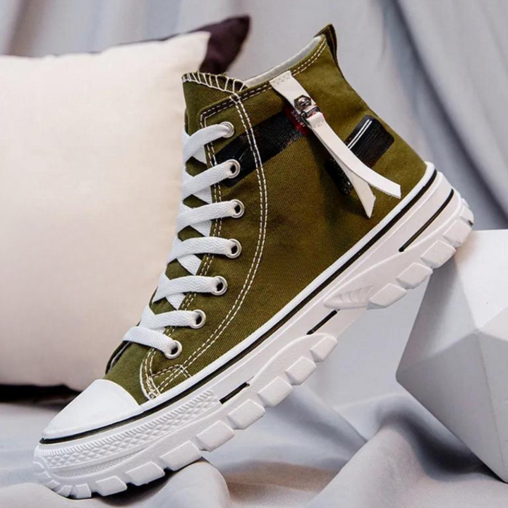 Nowoczesne i eleganckie męskie wysokie buty sportowe z czarnego płótna z wyściełaną podeszwą dla komfortu i stylu.