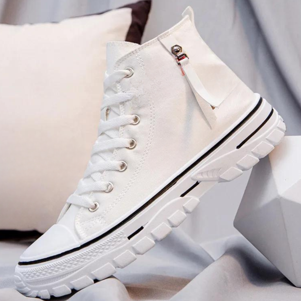 Nowoczesne i eleganckie męskie wysokie buty sportowe z czarnego płótna z wyściełaną podeszwą dla komfortu i stylu.