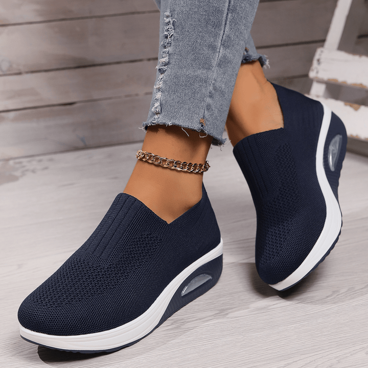 Damskie czarne sneakersy ortopedyczne o nowoczesnym designie, zapewniające optymalne wsparcie i długotrwały komfort.