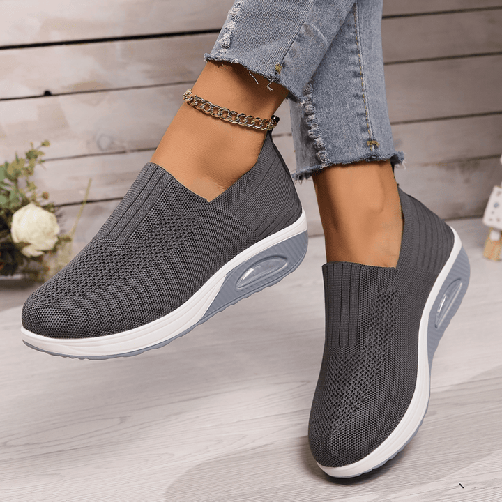 Damskie czarne sneakersy ortopedyczne o nowoczesnym designie, zapewniające optymalne wsparcie i długotrwały komfort.