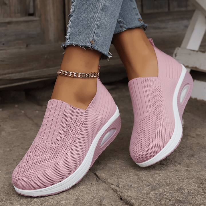 Damskie czarne sneakersy ortopedyczne o nowoczesnym designie, zapewniające optymalne wsparcie i długotrwały komfort.