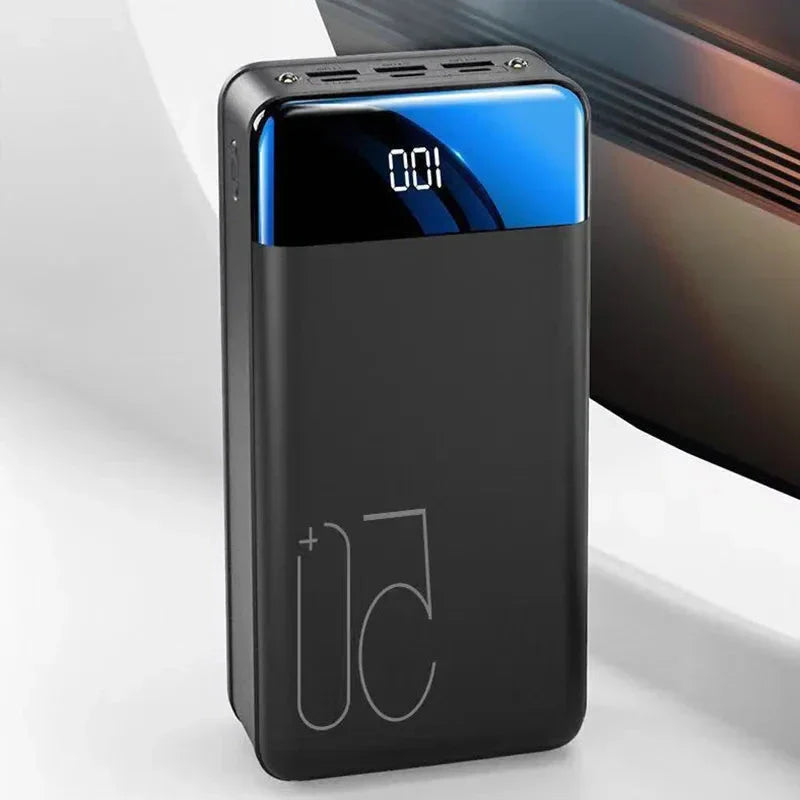 Power bank o wysokiej pojemności 100 000 mAh, kompaktowa konstrukcja, wiele portów USB, idealny do ładowania urządzeń mobilnych.