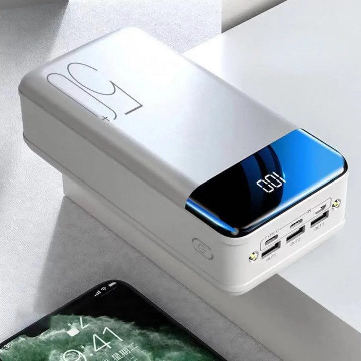 Power bank o wysokiej pojemności 100 000 mAh, kompaktowa konstrukcja, wiele portów USB, idealny do ładowania urządzeń mobilnych.