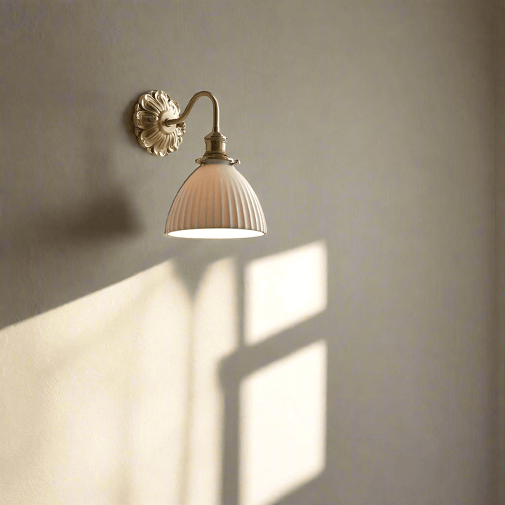 Kinkiet ceramiczny mosiężny - stylowe oświetlenie wnętrz