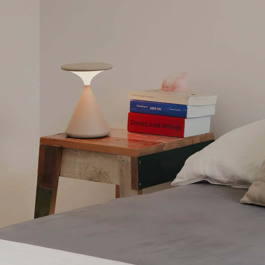 Bezprzewodowa lampa stołowa Aeron Hourglass na stoliku nocnym