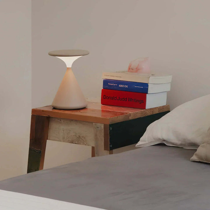 Bezprzewodowa lampa stołowa Aeron Hourglass na stoliku nocnym