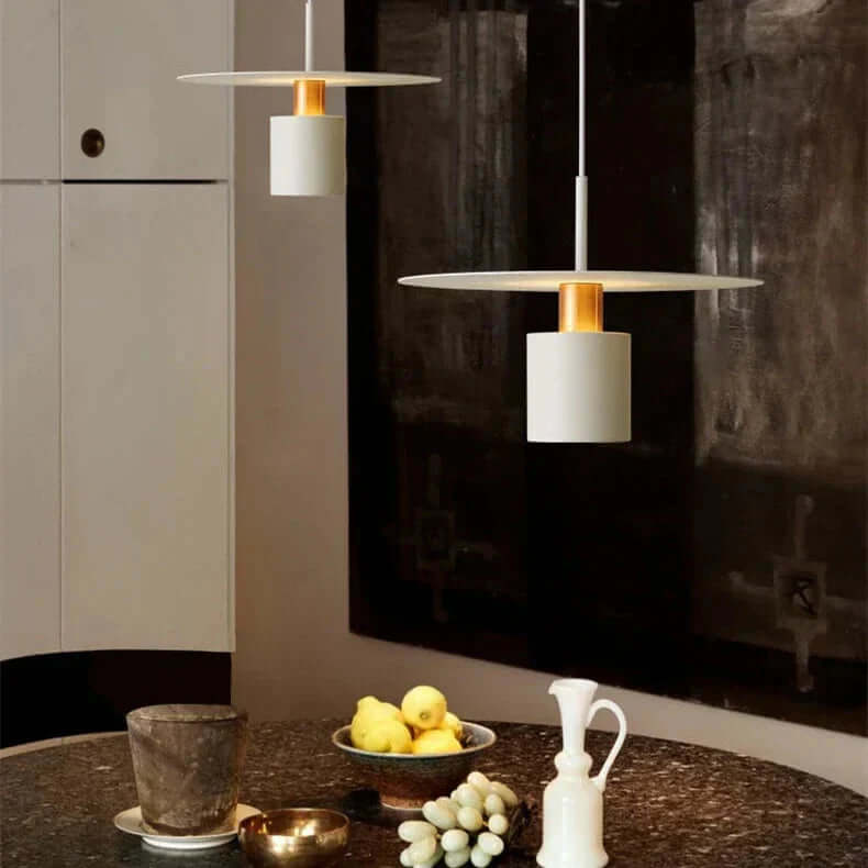 Detale metalowej lampy wiszącej, czarny mat