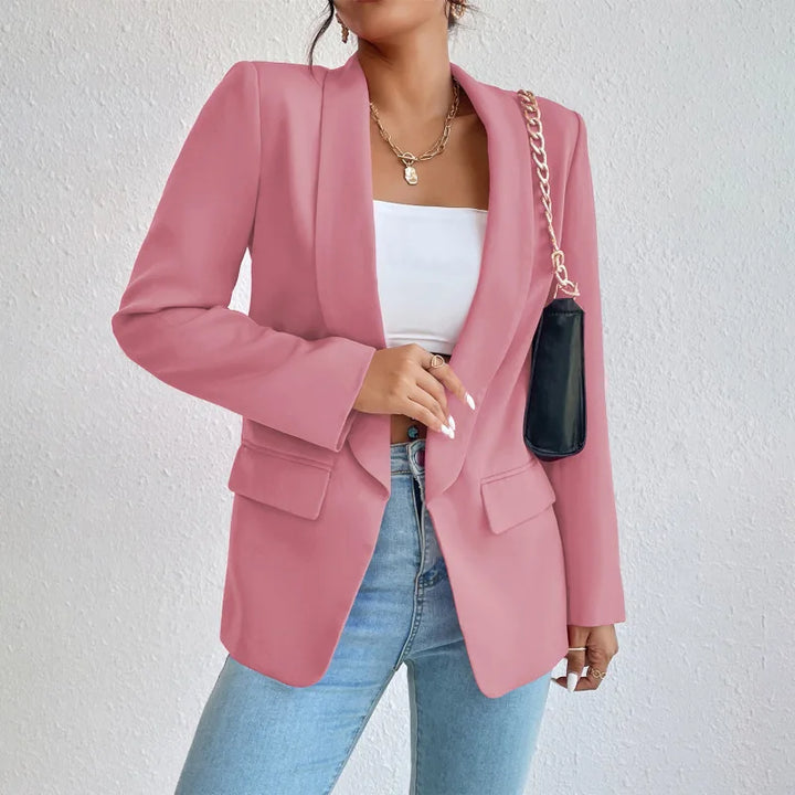 elegancki blazer damski, dopasowany krój, klasyczne linie, miękki materiał, idealny na profesjonalne okazje.
