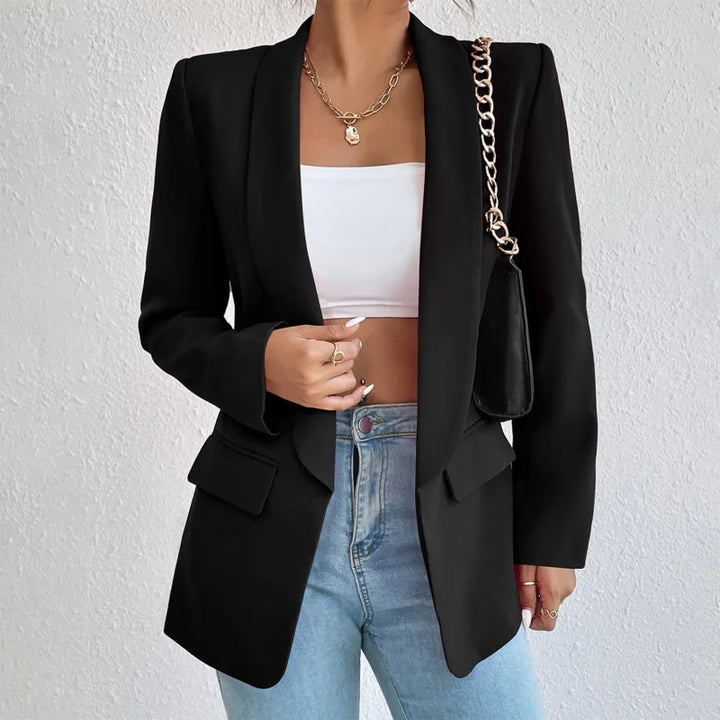 elegancki blazer damski, dopasowany krój, klasyczne linie, miękki materiał, idealny na profesjonalne okazje.
