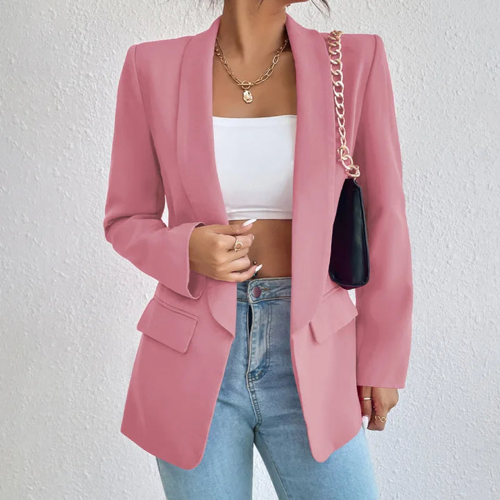 elegancki blazer damski, dopasowany krój, klasyczne linie, miękki materiał, idealny na profesjonalne okazje.