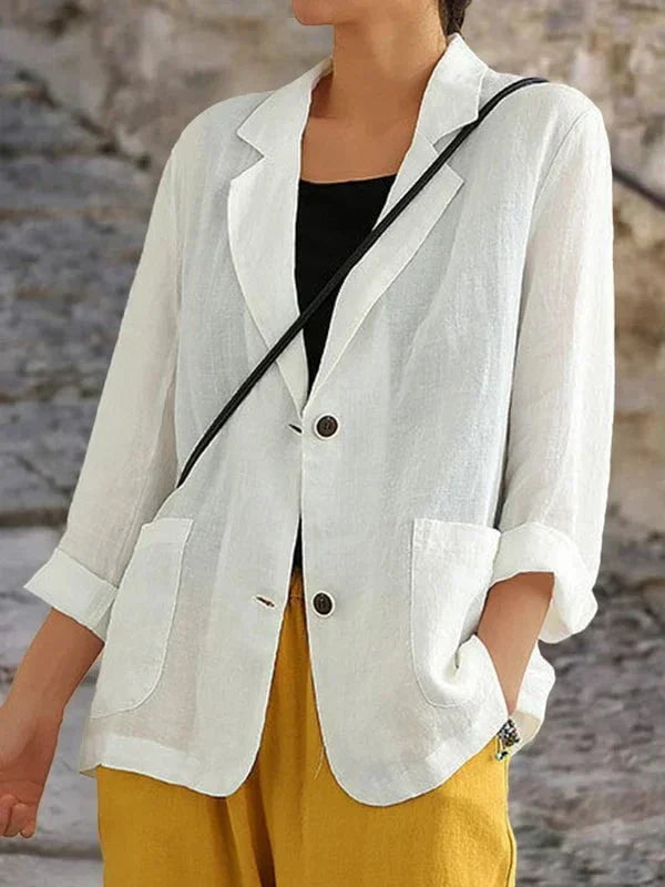 Niebieski lniany blazer damski, lekki i elegancki, luźny krój, idealny do szykownego, casualowego wyglądu.
